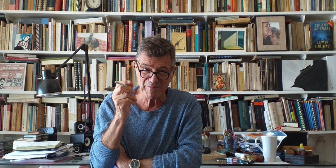 Guillermo-Saccomanno vive y escribe desde hace más de veinte años en Villa Gesell, sobre las costas del llamado Mar Argentino, también es un artista visual. En noviembre de 2022, en el barrio de Retiro, en el Gran Buenos Aires, expuso la muestra 'Sin palabras'.