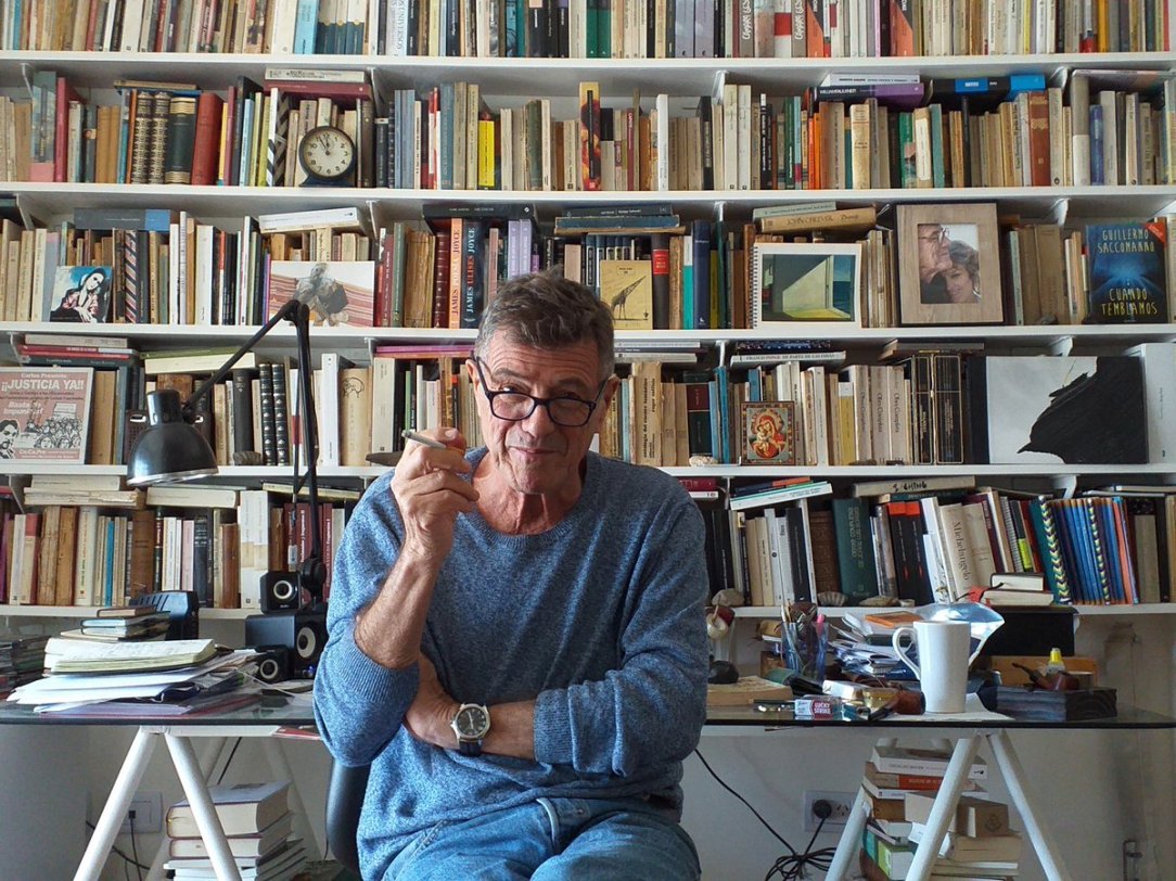 Guillermo-Saccomanno vive y escribe desde hace más de veinte años en Villa Gesell, sobre las costas del llamado Mar Argentino, también es un artista visual. En noviembre de 2022, en el barrio de Retiro, en el Gran Buenos Aires, expuso la muestra 'Sin palabras'.